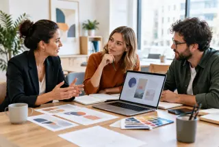 Trois professionnels collaborent dans un studio d’agence autour d’un projet mêlant stratégie, création et numérique.